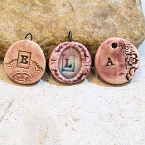 colgante monograma, collar inicial E o L o A, letra, cerámica artesanal, romántico, regalo de aniversario, boda, retro vintage