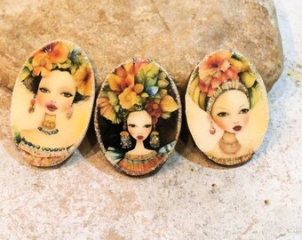 portrait femme exotique, panier de fleurs et fruits, cabochon bois illustré, fournitures artisanales pour scrap ou bijou, beige orange