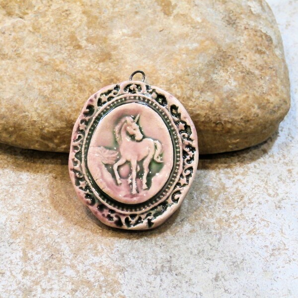 pendentif licorne, bijou fantaisie féerique romantique bohème, fournitures artisanales en céramique, rose et vert pour collier marque page