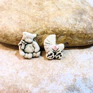 nascimento, 2 cabochões de ursinho e carrinho, tesselas para criação de sucata de joias em mosaico, cerâmica artesanal, miniatura, bege