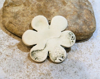 pendentif fleur XXL pour création bijou ou décoration maison, romantique hippie bohème, dentelé, beige