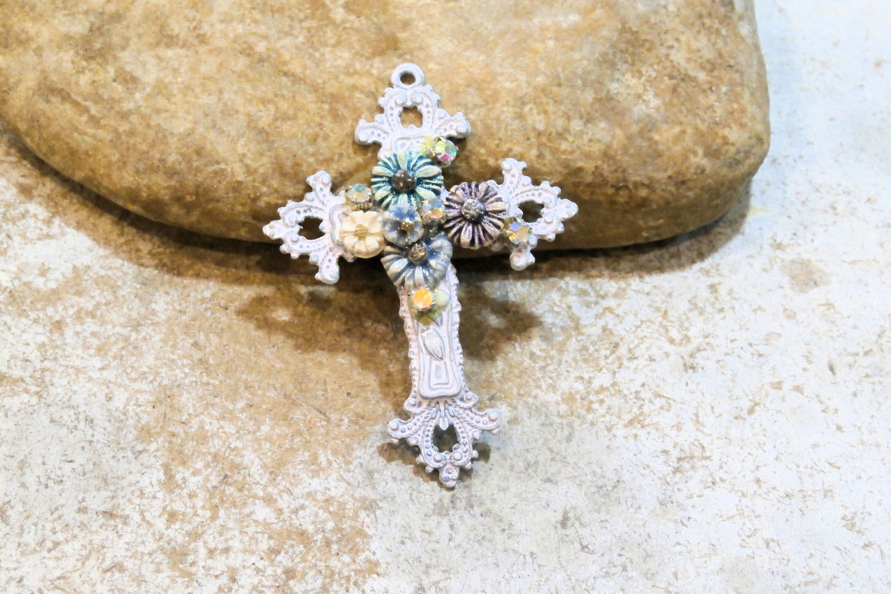 Pendentif Croix Fleurie, Peinte Main Patine Blanc, Trio de Fleurs Céramique Artisanale, Douceur Zéni