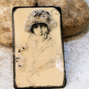 pendentif xxl en mélaminé vintage pour montage bijou, scrapbooking, carterie, femme rétro, gravure ancienne originale datant de 1860, beige image 1