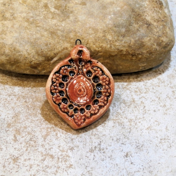 pendentif bohème hippie chic, céramique artisanale, pièce pour création collier, couleur corail, géométrie