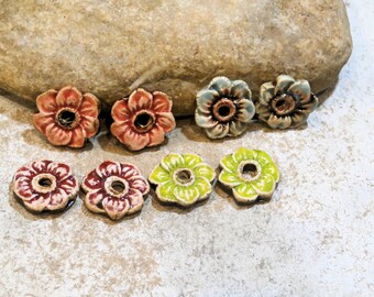 fleurs 2 perles donuts pour boucles ou bracelets, fournitures artisanales, printemps romantique shabby bohème, vert rouge corail