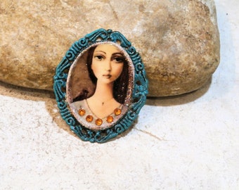 romantic portrait, young girl and bird, pendant for jewelry creation or dollhouse decoration, brass, beige yellow, verdigris