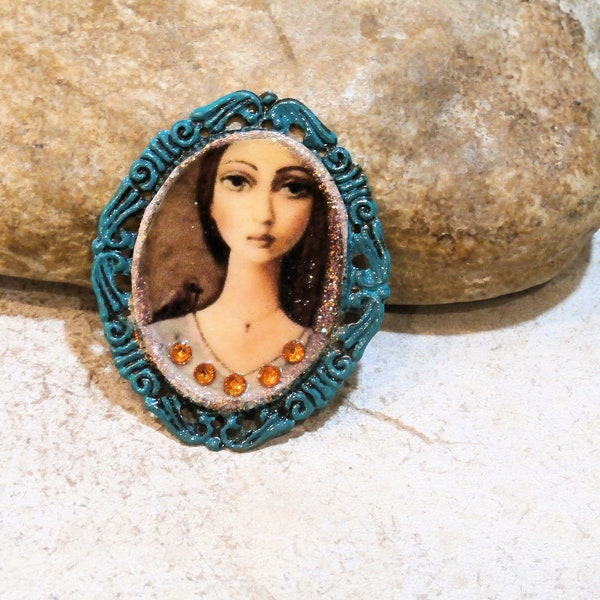 romantic portrait, young girl and bird, pendant for jewelry creation or dollhouse decoration, brass, beige yellow, verdigris