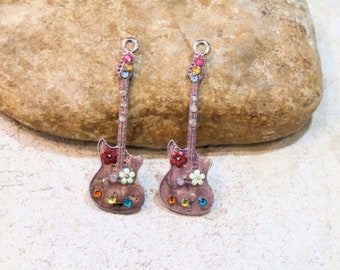 breloques guitares de 6,4cm de long, peintes main, décor fleurs, rock'n'roll hippie chic bohème, métal argenté, 2 breloques multicolore