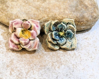 pendentif hortensias, jardin anglais fleuri, rose ou bleu, fourniture pour création collier romantique, céramique artisanale