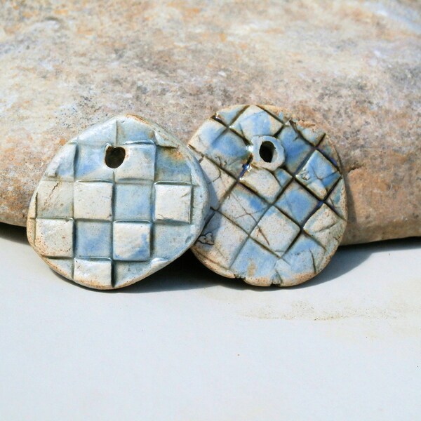 céramique géométrie quadrillage échiquier, 2 breloques pastel bleu bohème, fournitures pour boucles d'oreilles, céramique artisanale