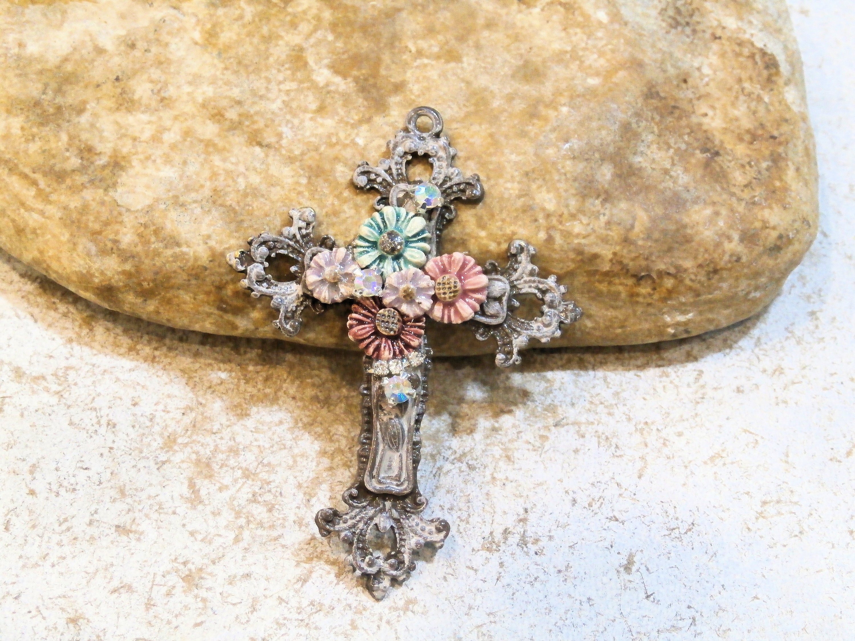 Pendentif Croix Fleurie, sur Commande, Peinte Main Patine, Bouquet de Fleurs Céramique Artisanale, D