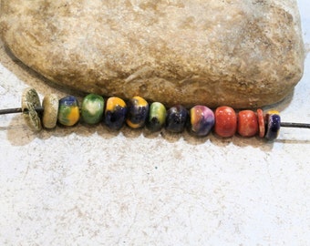 lot (dissociable) de 13 perles, faites main, céramique artisanale, pour bracelets hippie bohème, multicolores arc en ciel