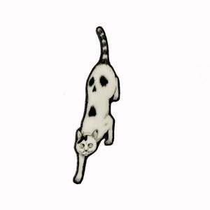 Puede incluir: Ilustraci&oacute;n en blanco y negro de un gato con un patr&oacute;n de calavera en la espalda. El gato est&aacute; en posici&oacute;n de salto con la cola levantada.