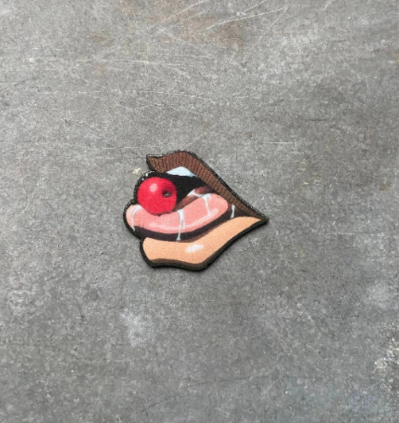 Anime Charakter Eating Cherry Button Anstecknadel Weird Adventure Bild 3