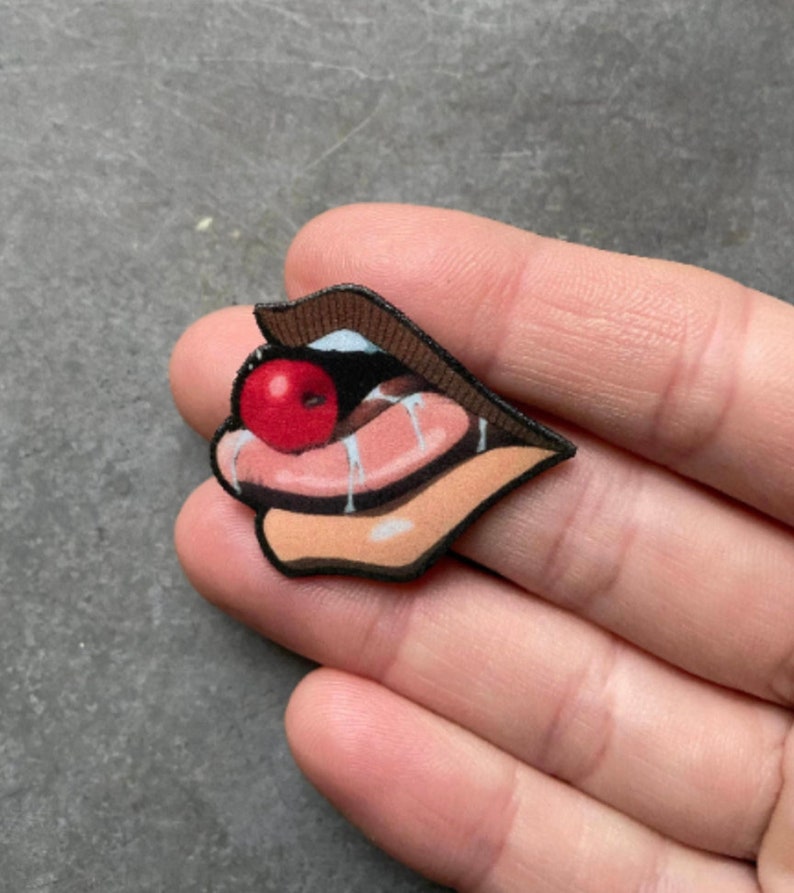 Anime Charakter Eating Cherry Button Anstecknadel Weird Adventure Bild 4