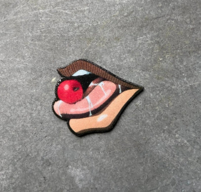 Anime Charakter Eating Cherry Button Anstecknadel Weird Adventure Bild 2