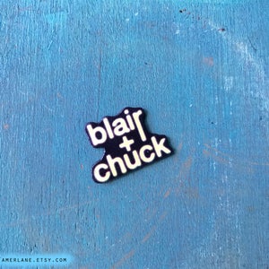 Blair Waldorf and Chuck Bass Gossip Girl Lapel Pin PinBack Button Badge Chair TV image 4