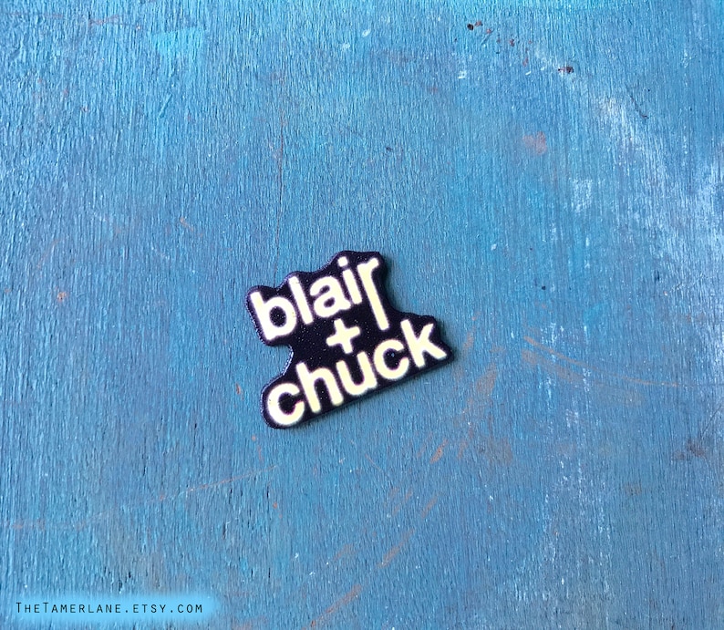Blair Waldorf and Chuck Bass Gossip Girl Lapel Pin PinBack Button Badge Chair TV image 4