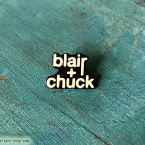 Blair Waldorf and Chuck Bass Gossip Girl Lapel Pin PinBack Button Badge Chair TV image 2