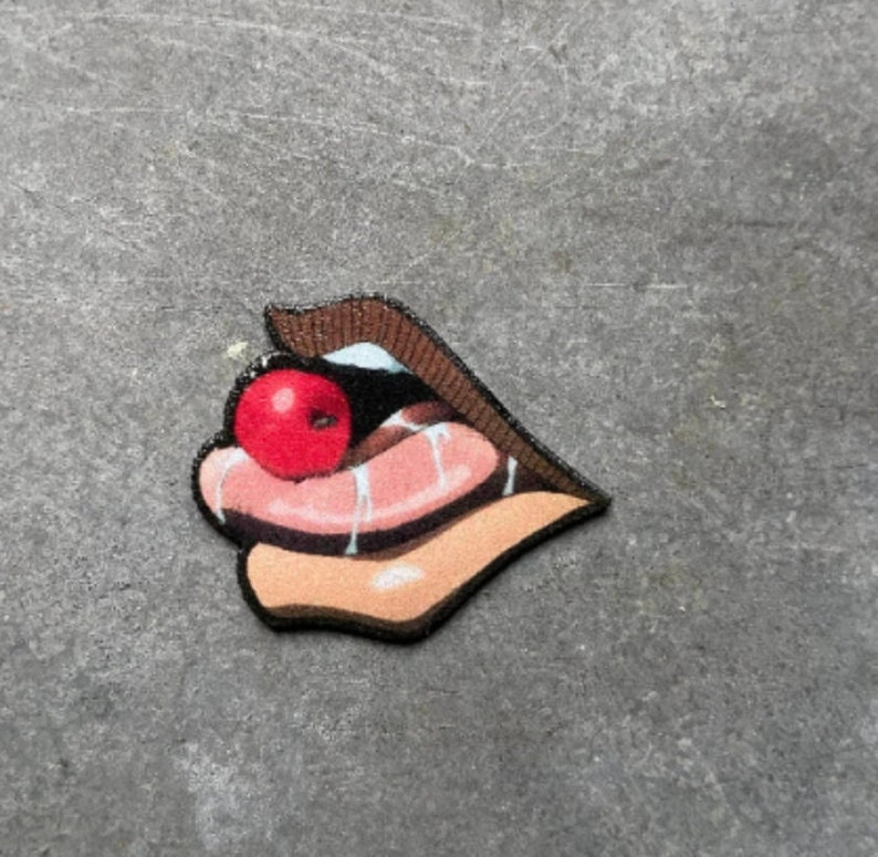 Anime Charakter Eating Cherry Button Anstecknadel Weird Adventure Bild 1