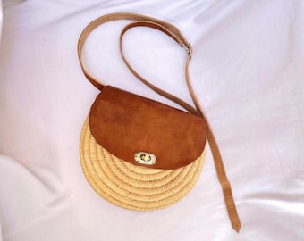 Sac à main en raphia artisanal avec rabat en cuir, sac à main en paille naturelle avec bandoulière réglable