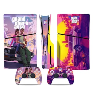 Puede incluir: Un conjunto de skins y mandos para consolas de videojuegos con el logotipo y la ilustración de "Grand Theft Auto". El diseño incluye un coche, palmeras y personajes en una vibrante combinación de colores rosa, morado y amarillo.