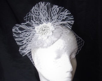 Weiße Spitze Braut Hut verschleiert Vintage Stil Fascinator mit Kristall Strass Brosche - Hochzeit Braut - auf Bestellung gefertigt