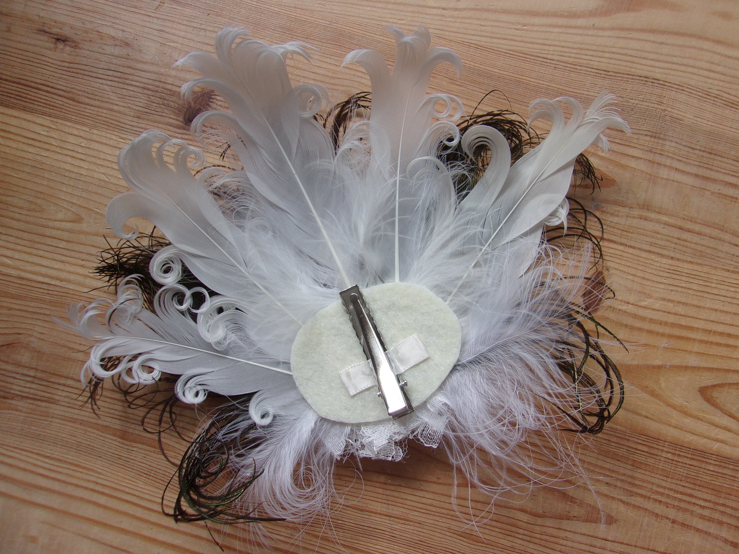 Elfenbeinfarbener Blumen-Haarschmuck Mit Feder & Perlen – Clip & Brosche Für Hochzeit & Events
