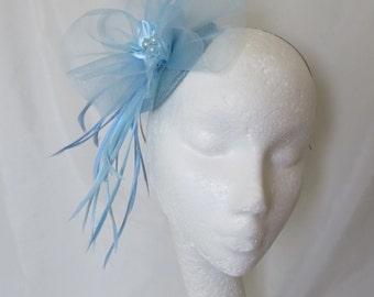 Pale Baby Blue Feather Crinoline Tulle Bow Pearl Vintage Style Wedding Fascinator Hoofddeksel Mini Hat - Op bestelling gemaakt