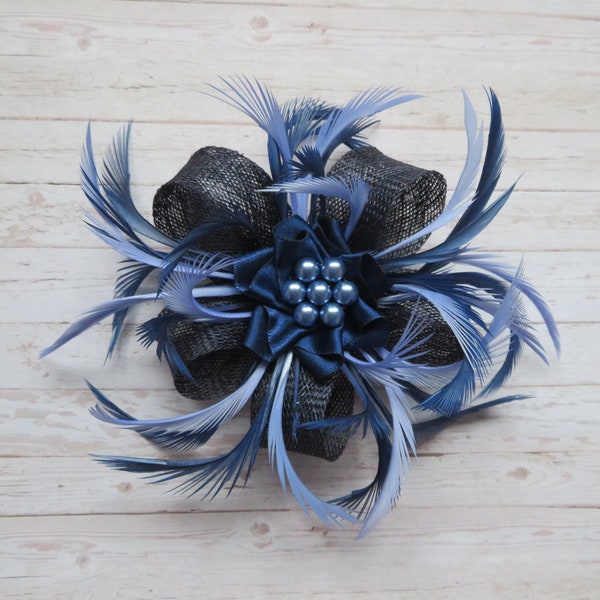 Marineblau und helles Periwinkle Blau Sinamay Schleife Feder Perle Clip Fascinator Mini Hut Kopfschmuck Tasche Hochzeit - Made to Order