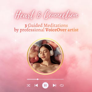 Op de afbeelding: Een roze en witte afbeelding die "Heart & Connection" promoot met tekst en een vrouw met een koptelefoon. De tekst luidt "3 Begeleide Meditaties door professionele VoiceOver artiest". De vrouw bevindt zich in een gouden cirkel, omringd door hartvormige kussens.