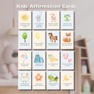 Op de afbeelding: Een set Kinder Affirmation Cards met aquarel illustraties en positieve affirmaties. Elke kaart heeft een andere afbeelding, waaronder een zon, een olifant, een hert, een kikker, een boom, een ballon, een paard, een vos, ballonnen, bergen, een vogel, harten, een schaap, een bloem, een sprinkhaan en een maan.