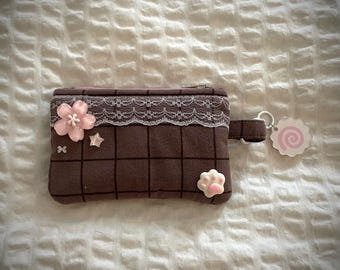 Handgemaakte bruine geruite portemonnee met kant en bloemendetails