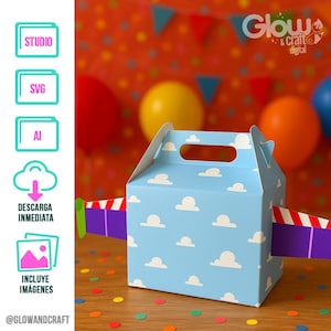 Puede incluir: Una caja de regalo azul claro con un patrón de nubes blancas, un asa y un elemento decorativo a rayas moradas y rojas. El fondo presenta globos y decoraciones de fiesta. La imagen incluye el texto "Studio", "SVG", "AI", "Descarga Inmediata" e "Incluye Imágenes".