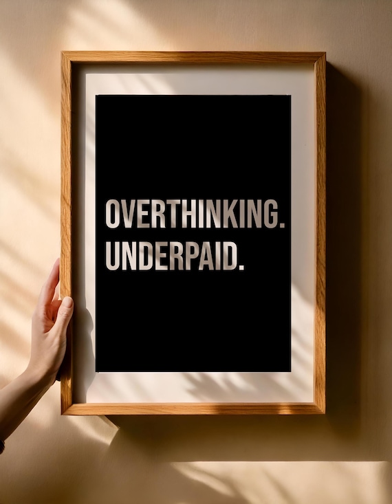 Digital poster Overthinking Underpaid – Sarcastic wall image as a PNG bundle | Black and white quote for download in 5:7 format