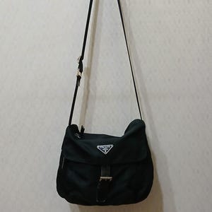 Sac messager Prada en nylon/cuir.