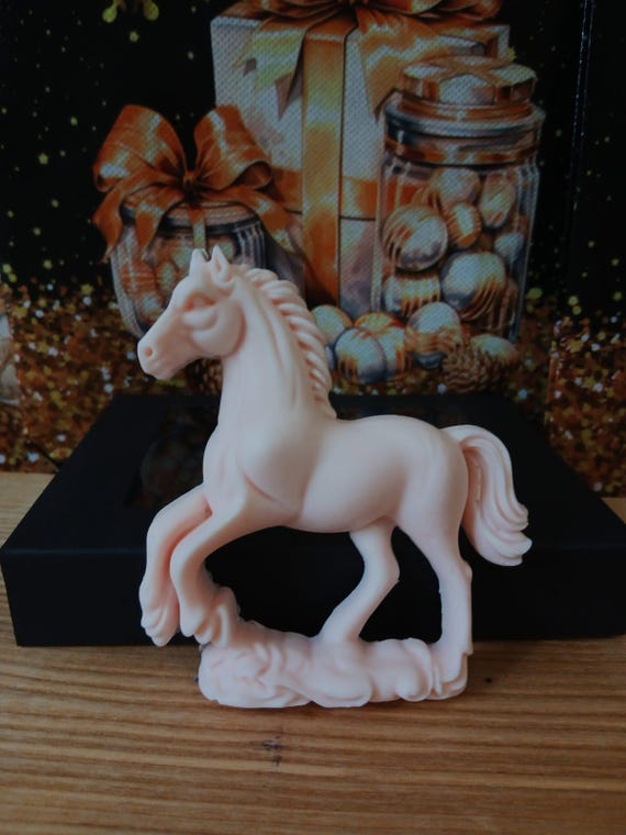 Ziepes,roku darbs ar magoņu sēkliņām.Ziepēs izmantotas dabīgas izejvielas,kas nesausina ādu,tās var droši izmantot mazuļi vannā.