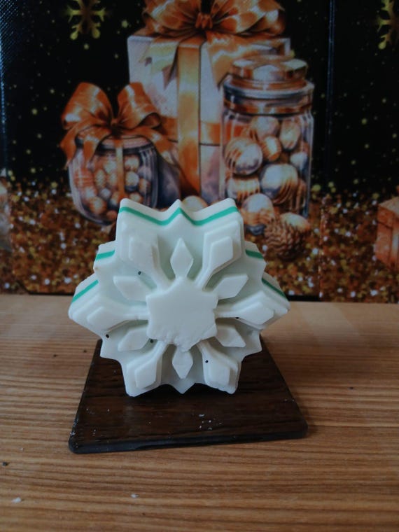 Ziepes,roku darbs ar magoņu sēkliņām.Ziepēs izmantotas dabīgas izejvielas,kas nesausina ādu,tās var droši izmantot mazuļi vannā.