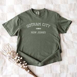 Camiseta Gotham City New Jersey Comfort Colors, estilo vintage, unisex, con estampado gráfico, fundada en 1635, ropa urbana. imagen 4