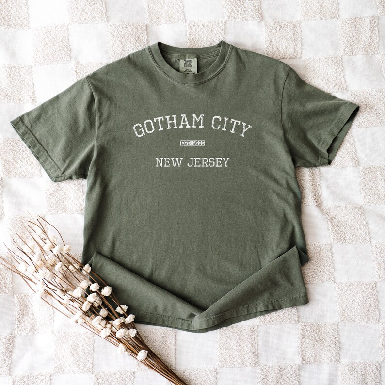 Camiseta Gotham City New Jersey Comfort Colors, estilo vintage, unisex, con estampado gráfico, fundada en 1635, ropa urbana. imagen 4