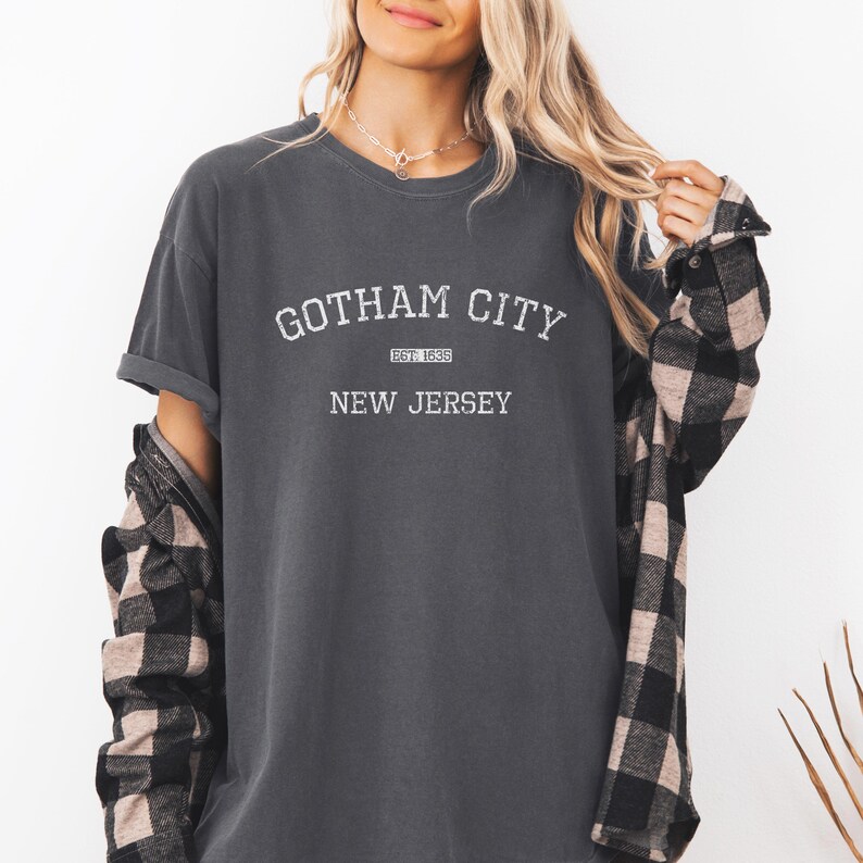 Camiseta Gotham City New Jersey Comfort Colors, estilo vintage, unisex, con estampado gráfico, fundada en 1635, ropa urbana. imagen 3