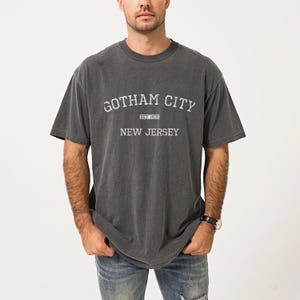 Camiseta Gotham City New Jersey Comfort Colors, estilo vintage, unisex, con estampado gráfico, fundada en 1635, ropa urbana. imagen 8
