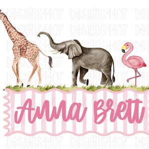 Op de afbeelding: Een roze-wit gestreepte banner met de naam "Anna Brett" in roze letters. De banner is versierd met een giraffe, een olifant en een flamingo.