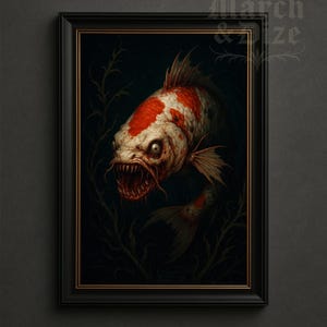 Könnte beinhalten: Gerahmtes Kunstwerk mit einem bedrohlichen Koi-Karpfen mit offenem Maul und scharfen Zähnen. Der Fisch hat einen weißen Körper mit roten Flecken und ist vor einem dunklen Hintergrund mit Wasserpflanzen platziert. Der Rahmen ist schwarz mit einem goldenen Innenrand.