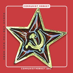 Puede incluir: Un pin de esmalte rojo, blanco y azul en forma de estrella de cinco puntas con un martillo y una hoz en su interior. El pin tiene un efecto holográfico y el texto "COMMUNIST MARKET" está en la parte superior y "COMMUNISTMARKET.ORG" en la parte inferior.
