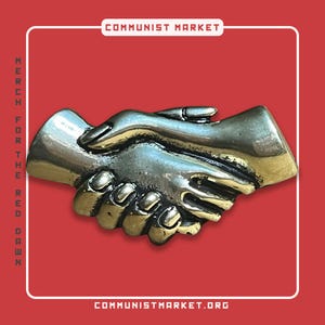 Puede incluir: Pin de metal plateado que representa dos manos que se dan la mano. El pin es un símbolo de unidad y solidaridad.