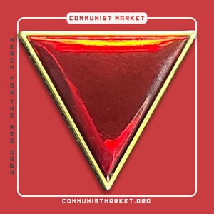 Peut inclure: Une épingle en forme de triangle rouge avec une bordure dorée. L'épingle présente un dégradé de rouge et de jaune. Le texte "COMMUNIST MARKET" est en haut de l'image et "COMMUNISTMARKET.ORG" est en bas.