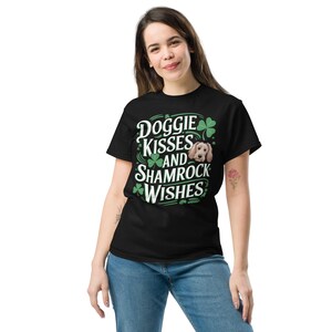 T-shirt classique unisexe Doggie Kisses,Shamrock Wishes,St. Patrick’s Day,Irish CelebLucky Dog,ration,St. Paddy’s Day,