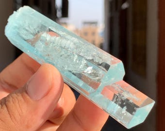 Natuurlijk aquamarijnkristal, trede beëindigd, zeeblauw, plaats in Pakistan (52 g)