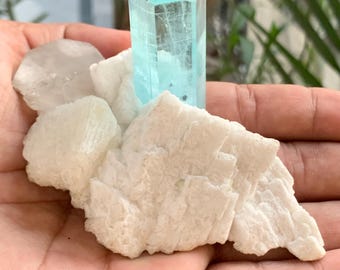 Natuurlijk afgewerkt aquamarijnmonster met kwarts op veldspaat (Pakistan)